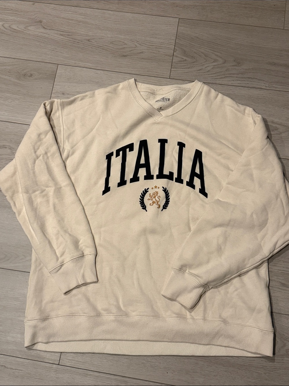 Hollister Cream Crewneck 'ITALIA' with Black & Gold Crest